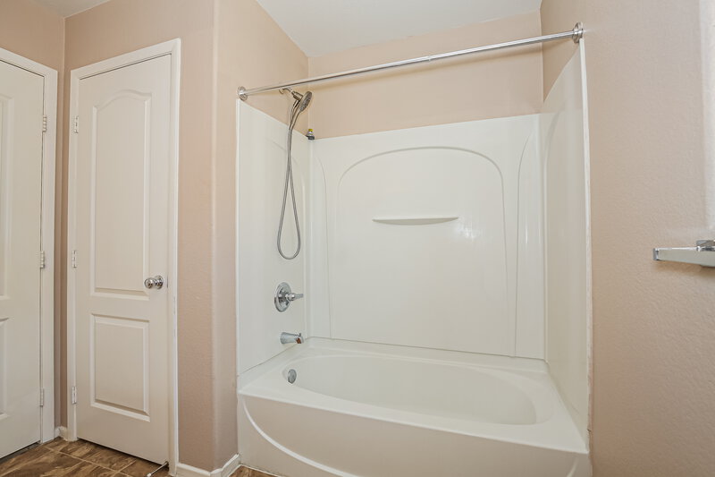 2,125/Mo, 6716 Old Valley St Las Vegas, NV 89149 Main Bathroom View 2