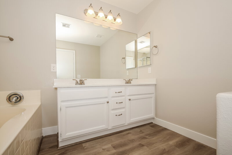 2,075/Mo, 2407 Inlet Beach Ct North Las Vegas, NV 89031 Main Bathroom View 2