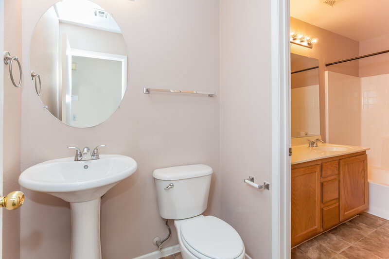 1,800/Mo, 6152 Passionate Ct North Las Vegas, NV 89031 Master Bathroom View 2
