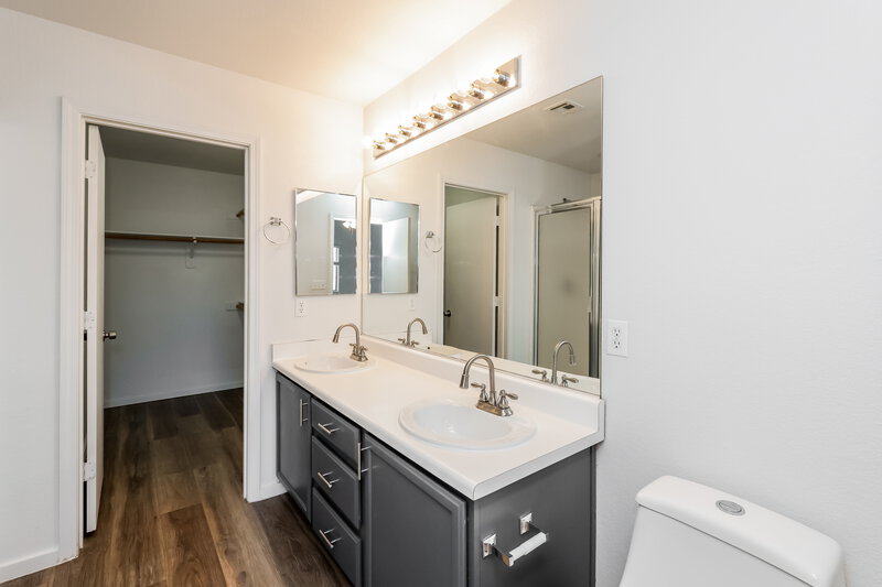 2,300/Mo, 639 Marlberry Pl Henderson, NV 89015 Main Bathroom View