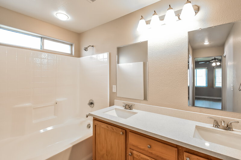 2,180/Mo, 9352 Roping Cowboy Ave Las Vegas, NV 89178 Main Bathroom View