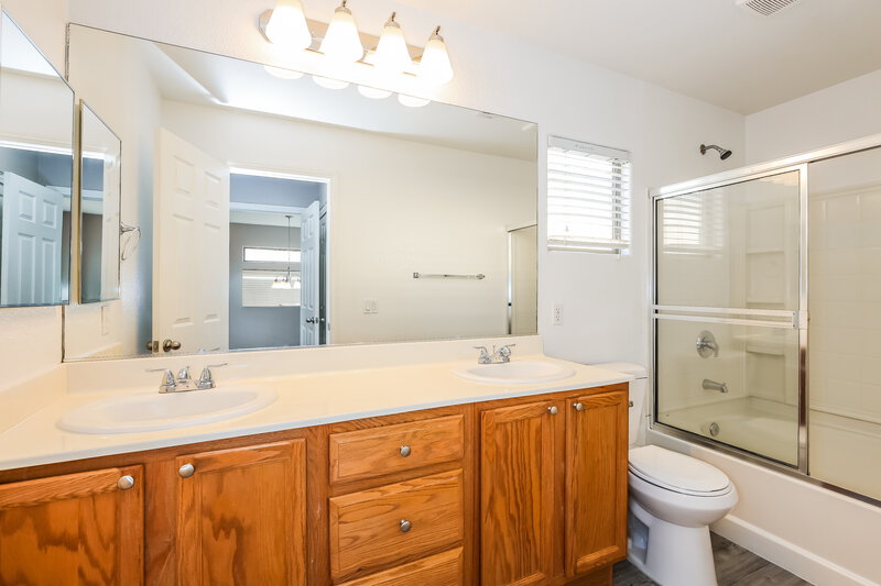 1,905/Mo, 6553 Raven Hall St North Las Vegas, NV 89084 Main Bathroom View