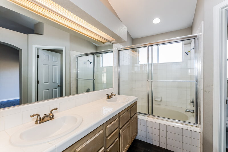 1,935/Mo, 4401 La Reina Cir Las Vegas, NV 89130 Main Bathroom View