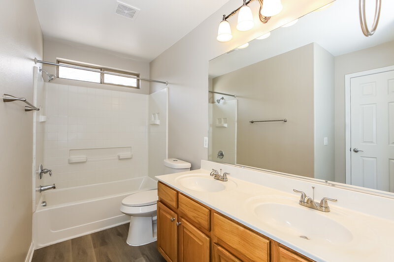 2,225/Mo, 5809 Post Mountain St North Las Vegas, NV 89031 Main Bathroom View