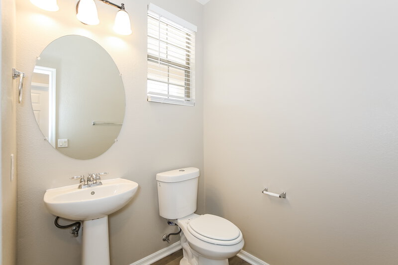 2,225/Mo, 5809 Post Mountain St North Las Vegas, NV 89031 Bathroom View 2