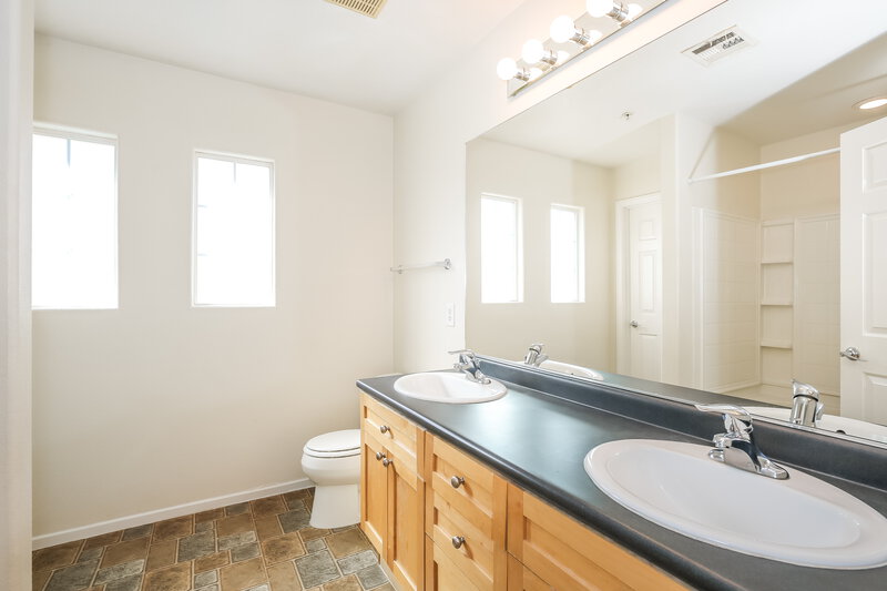 2,020/Mo, 7453 Showy Ct Las Vegas, NV 89149 Main Bathroom View