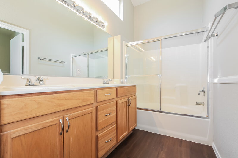 1,795/Mo, 5217 Fall Meadows Ave Las Vegas, NV 89130 Main Bathroom View