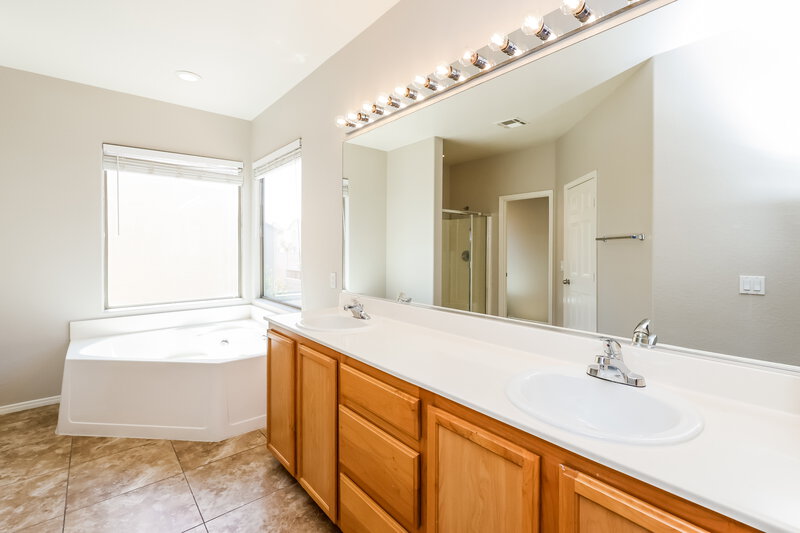 2,505/Mo, 6861 N Campbell Rd Las Vegas, NV 89149 Main Bathroom View