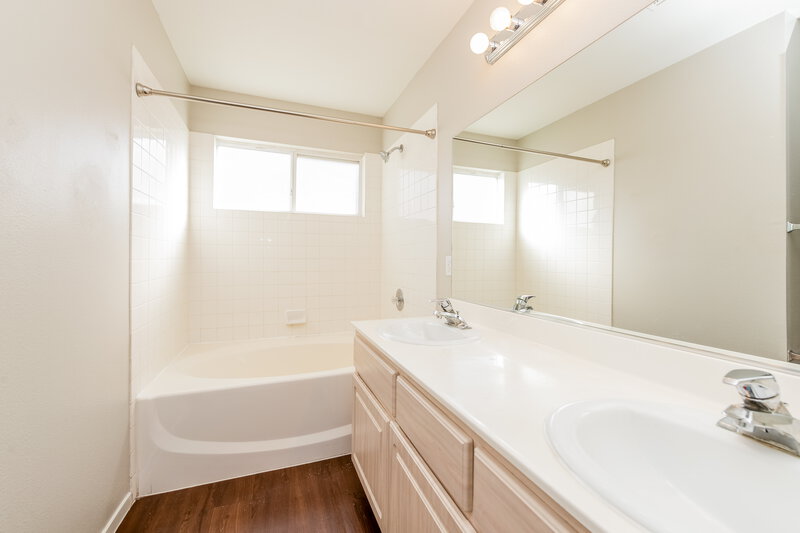 1,850/Mo, 9432 Vista Ridge Ave Las Vegas, NV 89129 Main Bathroom View