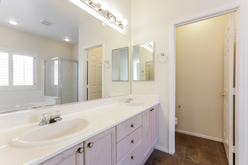 2,220/Mo, 45 Pangloss St Henderson, NV 89002 Main Bathroom View