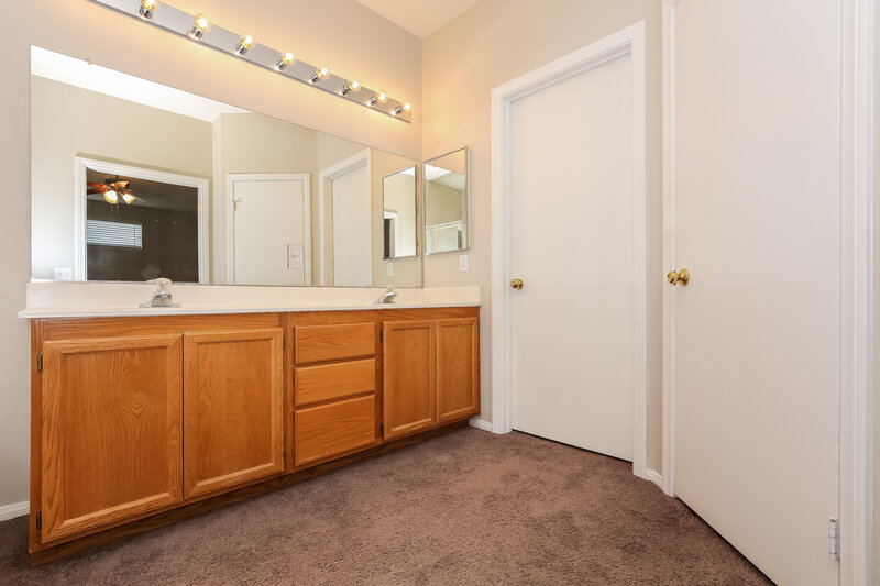2,330/Mo, 5991 Halehaven Dr Las Vegas, NV 89110 Main Bathroom View