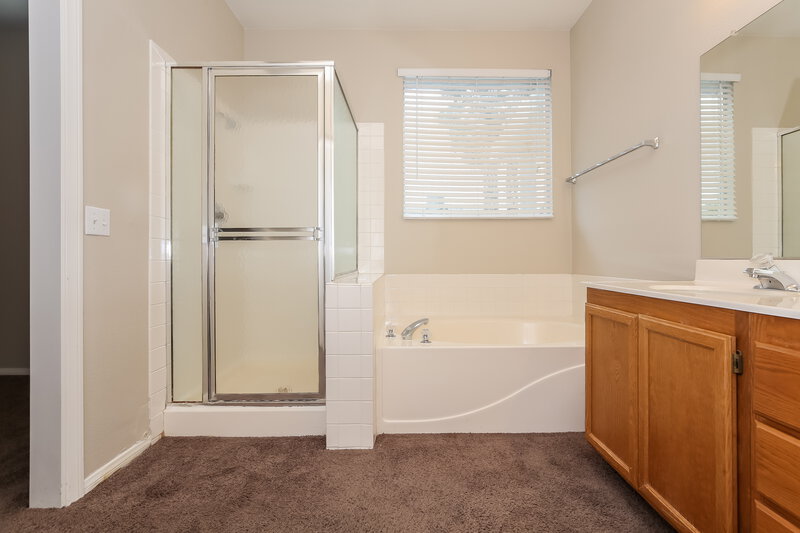 2,330/Mo, 5991 Halehaven Dr Las Vegas, NV 89110 Main Bathroom View 2