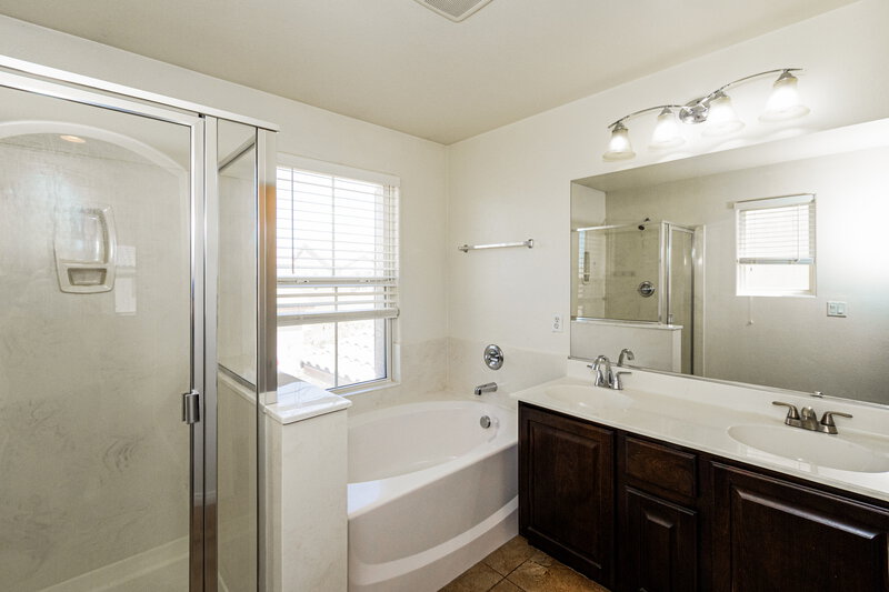 2,245/Mo, 5973 Alington Bend Dr Las Vegas, NV 89139 Main Bathroom View