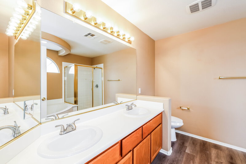 2,925/Mo, 5136 Marsh Butte St Las Vegas, NV 89148 Main Bathroom View