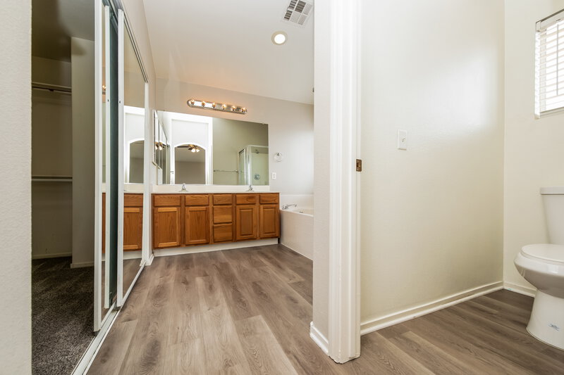 3,060/Mo, 4846 Little Cayman St North Las Vegas, NV 89031 Main Bathroom View