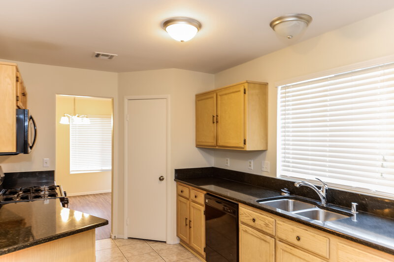 1,900/Mo, 462 Opal Dr Henderson, NV 89015 Kitchen View