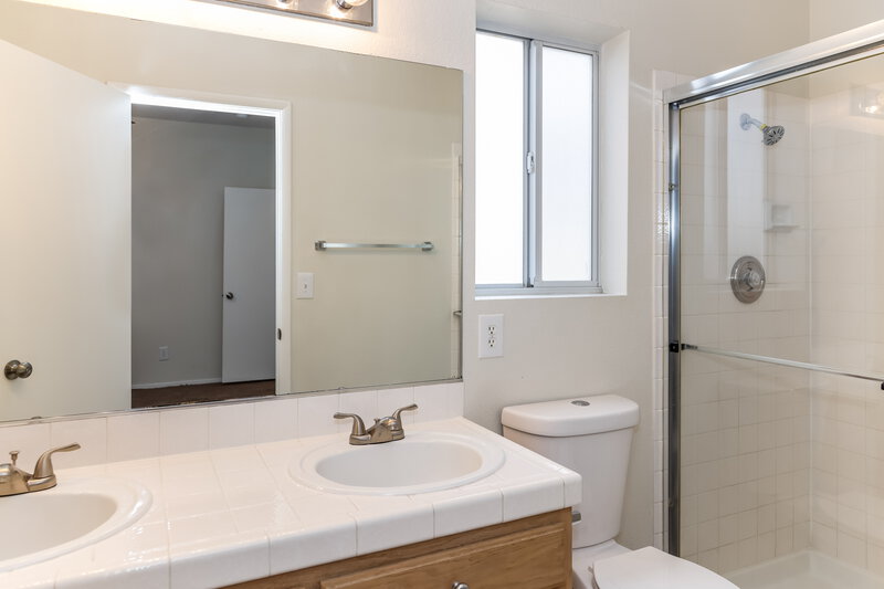 1,900/Mo, 462 Opal Dr Henderson, NV 89015 Main Bathroom View