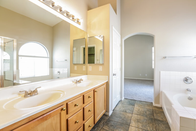 1,955/Mo, 6364 Gentlewood Ave Las Vegas, NV 89130 Main Bathroom View