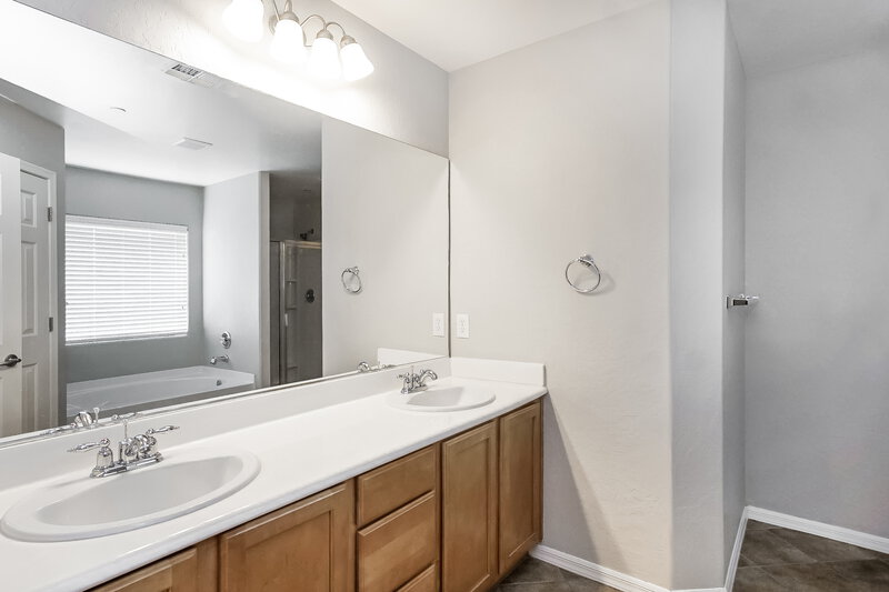 2,435/Mo, 1038 Copper Palm Ct Henderson, NV 89002 Main Bathroom View