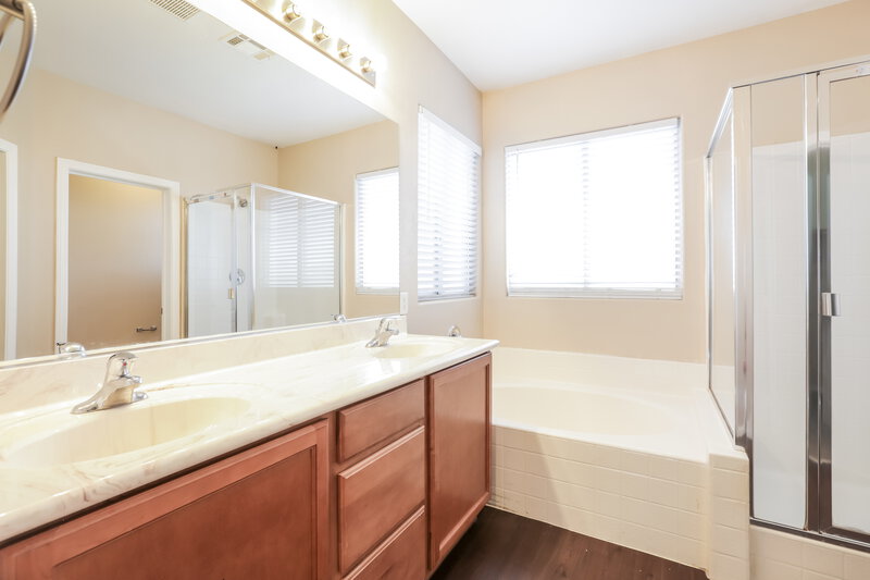 2,410/Mo, 8577 Peaceful Dreams St Las Vegas, NV 89139 Main Bathroom View