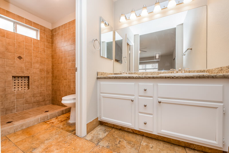 0/Mo, 1532 Helen Belle Dr Las Vegas, NV 89110 Main Bathroom View