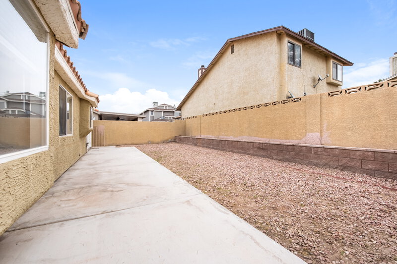 0/Mo, 1532 Helen Belle Dr Las Vegas, NV 89110 Rear View 3