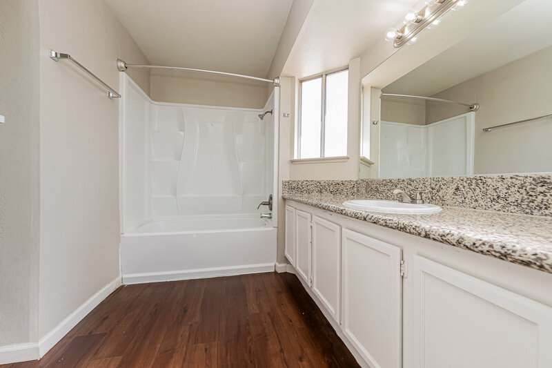 1,880/Mo, 4421 McBride Dr Las Vegas, NV 89108 Main Bathroom View