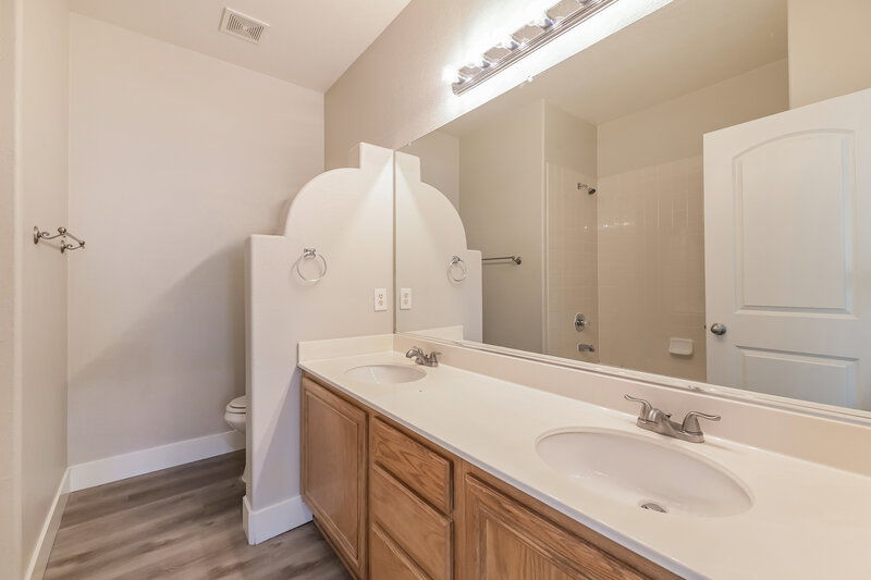 3,040/Mo, 6551 Alma White St Las Vegas, NV 89110 Main Bathroom View