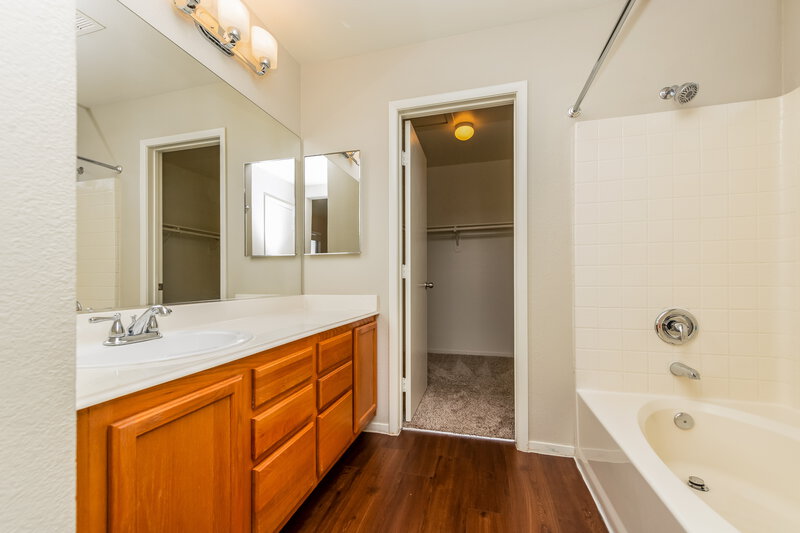 2,040/Mo, 8624 Majestic Pine Ave Las Vegas, NV 89143 Main Bathroom View