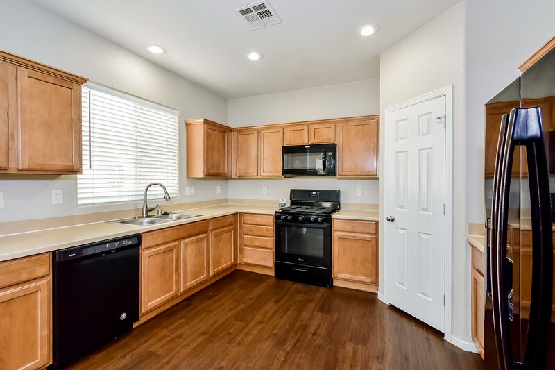 2,250/Mo, 7112 Mercurio Ave Las Vegas, NV 89131 Kitchen View