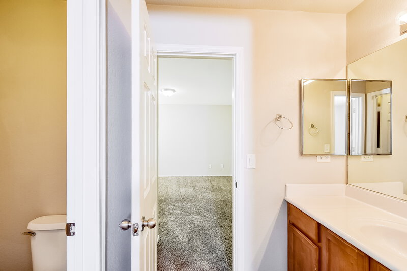2,250/Mo, 7112 Mercurio Ave Las Vegas, NV 89131 Bathroom View 2
