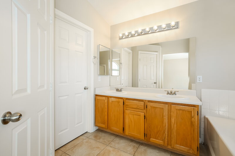 2,330/Mo, 3940 Camryn Holly St Las Vegas, NV 89129 Main Bathroom View