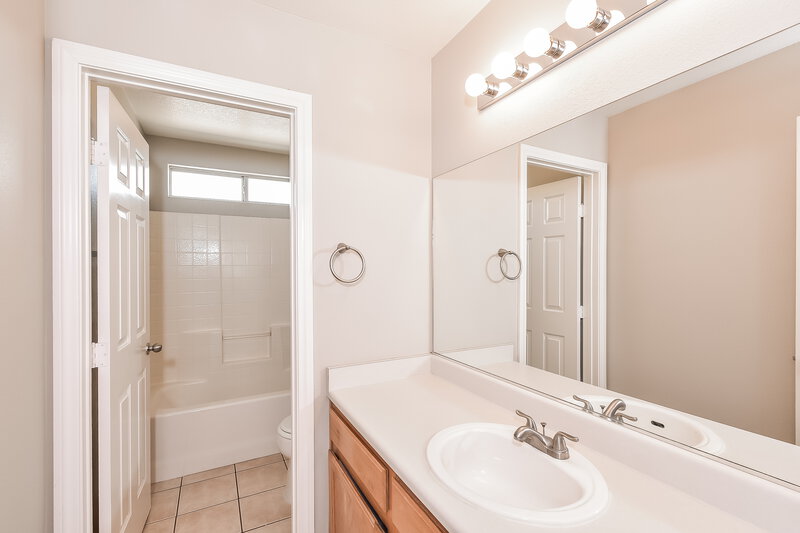 2,555/Mo, 3940 Camryn Holly St Las Vegas, NV 89129 Bathroom View 2