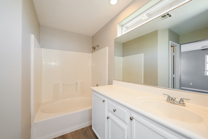 1,895/Mo, 10571 Alondra Peak St Las Vegas, NV 89183 Main Bathroom View