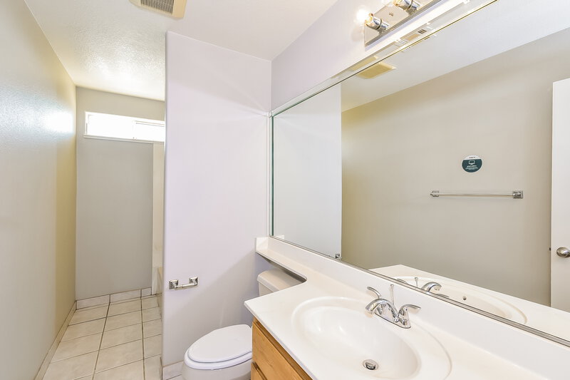 4,450/Mo, 6228 Morning Vista Dr Las Vegas, NV 89110 Main Bathroom View