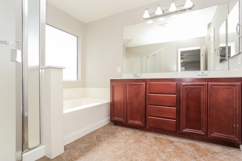 2,365/Mo, 7483 Edgecove Ct Las Vegas, NV 89139 Main Bathroom View