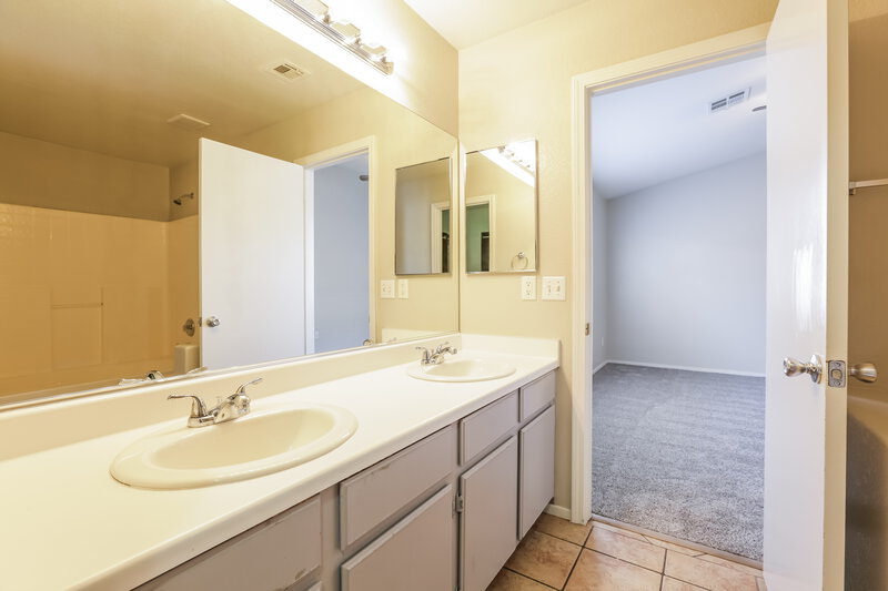 2,040/Mo, 5420 Pepperpike Ave Las Vegas, NV 89130 Main Bathroom View