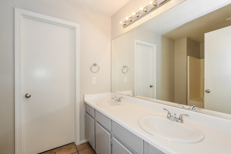 1,885/Mo, 5420 Pepperpike Ave Las Vegas, NV 89130 Main Bathroom View