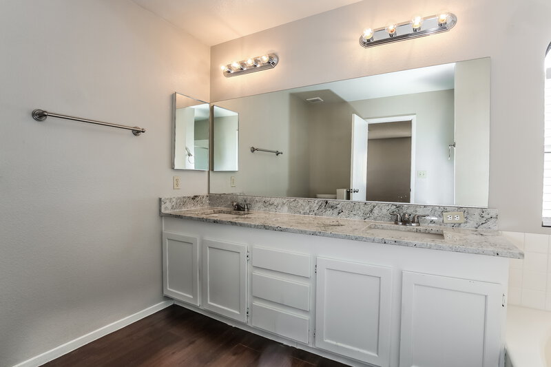 2,300/Mo, 9532 Wooden Pier Way Las Vegas, NV 89117 Main Bathroom View