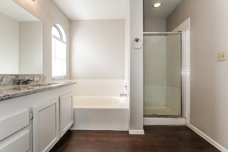 2,300/Mo, 9532 Wooden Pier Way Las Vegas, NV 89117 Main Bathroom View 2