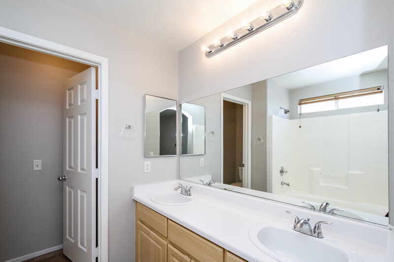 2,350/Mo, 1110 Monarch Mystic Ave North Las Vegas, NV 89081 Master Bathroom View