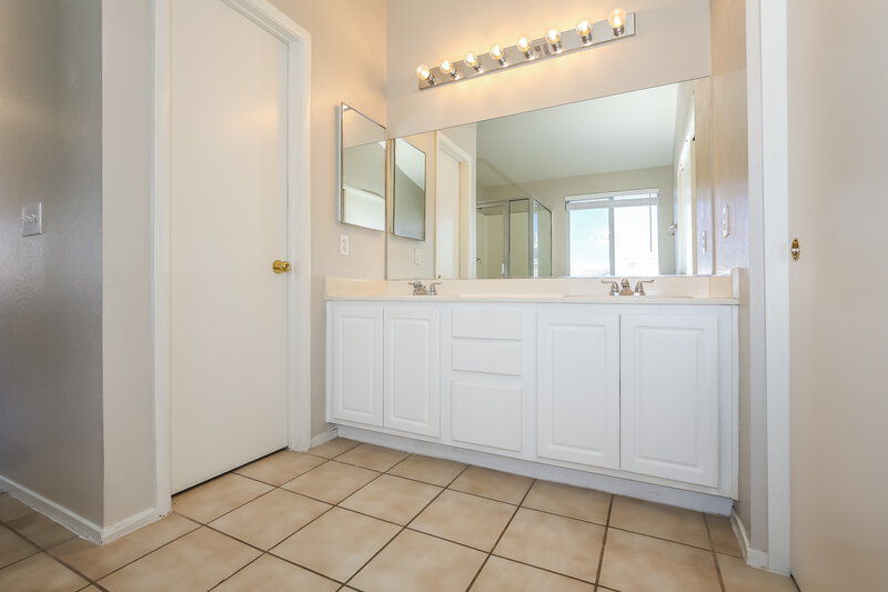 2,230/Mo, 4509 Dagnar Ct North Las Vegas, NV 89031 Main Bathroom View