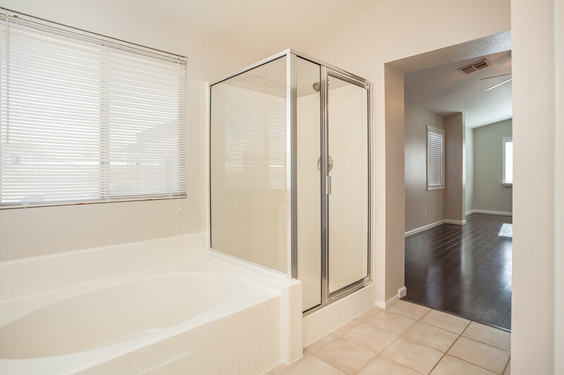2,285/Mo, 4509 Dagnar Ct North Las Vegas, NV 89031 Master Bathroom View 2