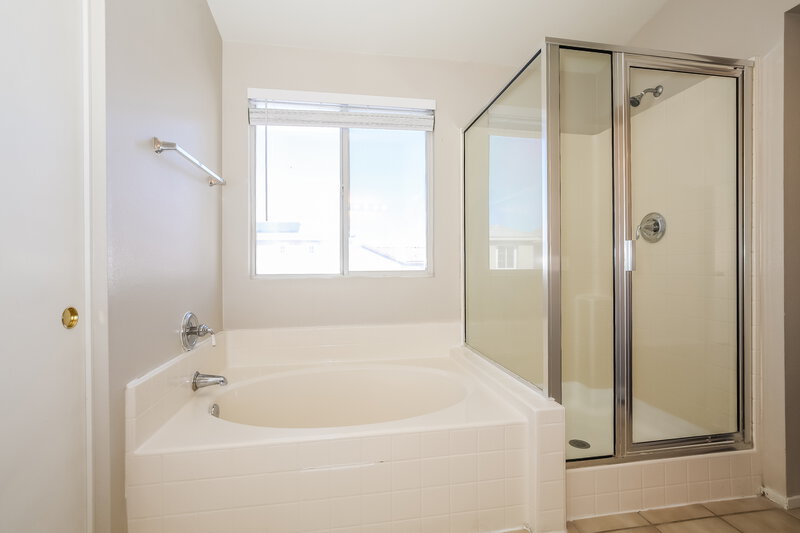 2,230/Mo, 4509 Dagnar Ct North Las Vegas, NV 89031 Main Bathroom View 2