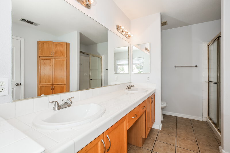 2,345/Mo, 7712 Sparrowgate Ave Las Vegas, NV 89131 Main Bathroom View