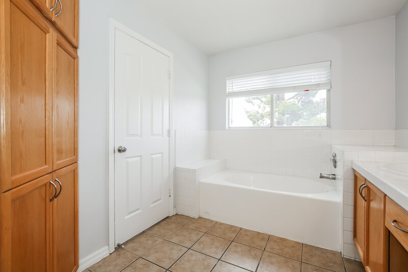2,345/Mo, 7712 Sparrowgate Ave Las Vegas, NV 89131 Main Bathroom View 2