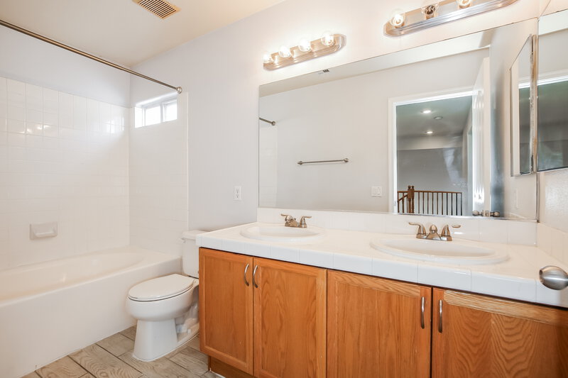 2,345/Mo, 7712 Sparrowgate Ave Las Vegas, NV 89131 Bathroom View