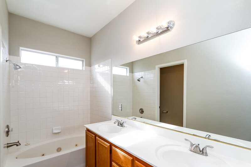 1,930/Mo, 4609 Grand Rock Dr North Las Vegas, NV 89081 Master Bathroom View