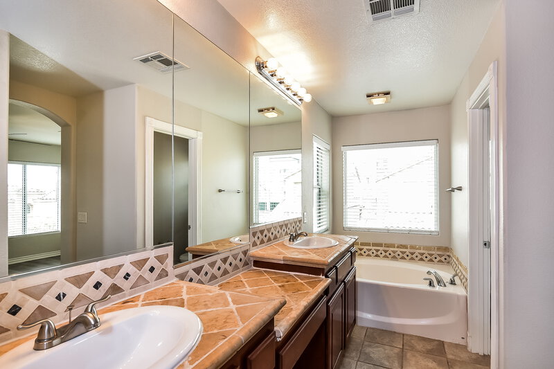 2,450/Mo, 8553 Zelkova Ct Las Vegas, NV 89149 Main Bathroom View