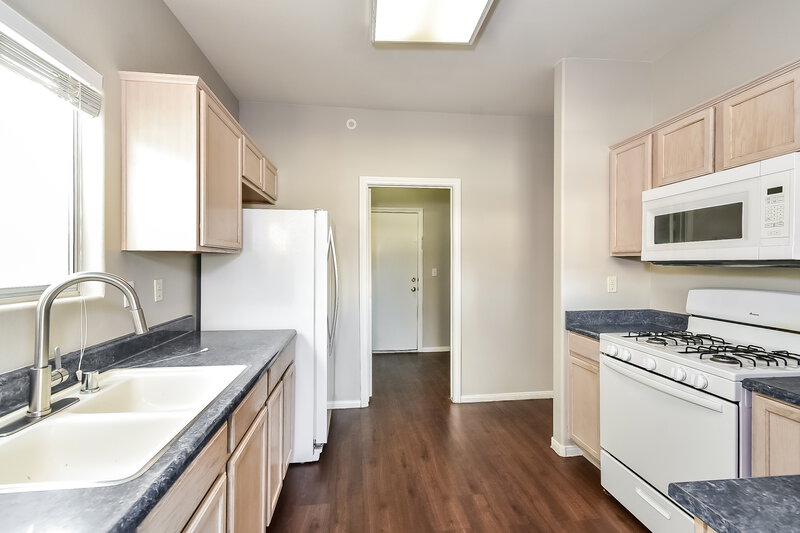 1,960/Mo, 4310 Scarlet Vista Ct North Las Vegas, NV 89031 Kitchen View